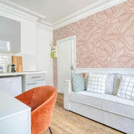 Apartment Center - V *